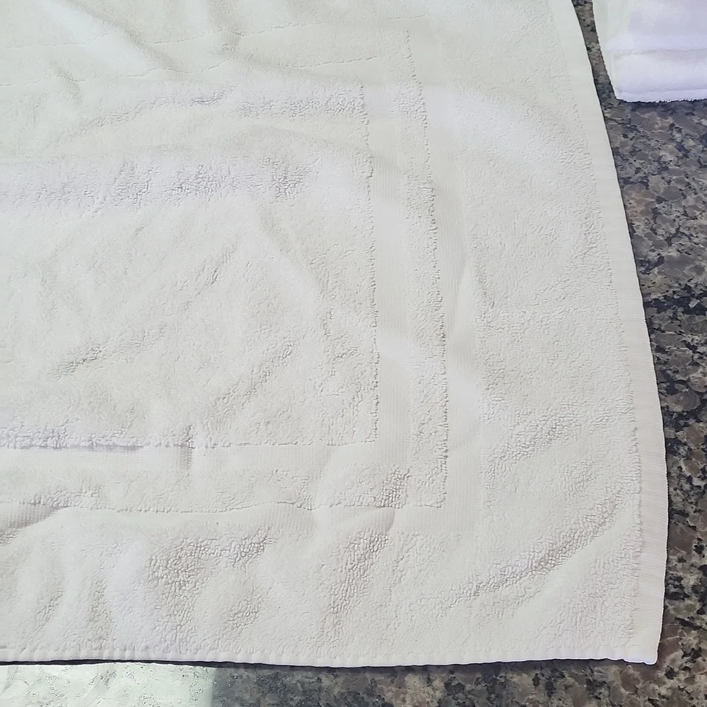 Lot of 4 100% cotton white bath rugs like new condition 21 x 32 